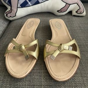 Tod’s champagne color leather heel slippers
